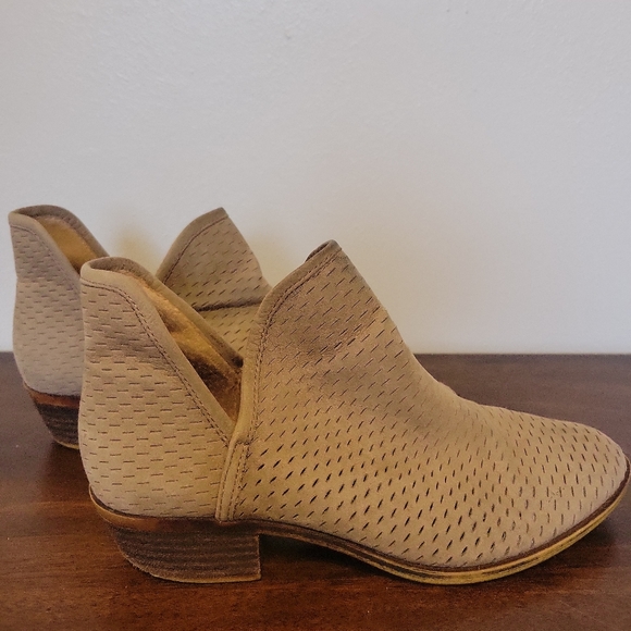 Lucky Brand 'Loria' Tan Suede Pointed Toe Stacked Heel Ankle Boots 8.5 - Picture 2 of 10